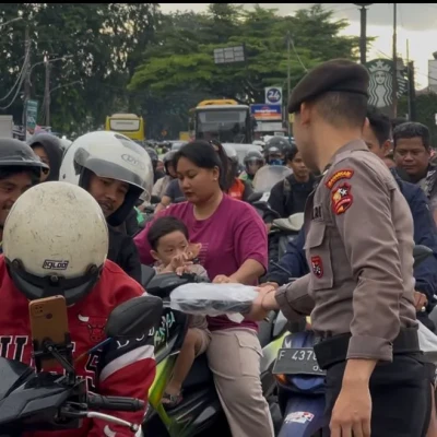 Ditpolsatwa Korsabhara Baharkam Polri Bagikan Takjil, Libatkan Satwa Turangga di Depan Mako