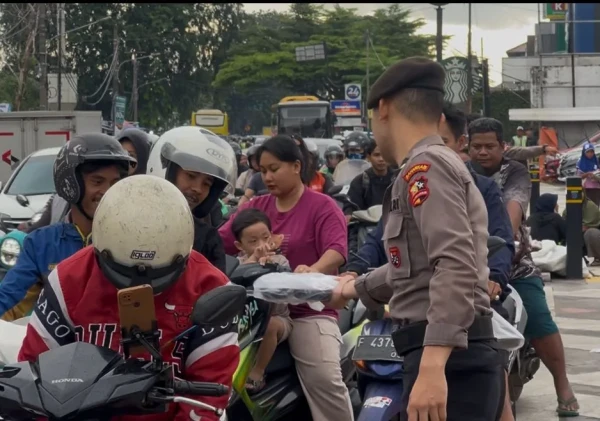 Ditpolsatwa Korsabhara Baharkam Polri Bagikan Takjil, Libatkan Satwa Turangga di Depan Mako