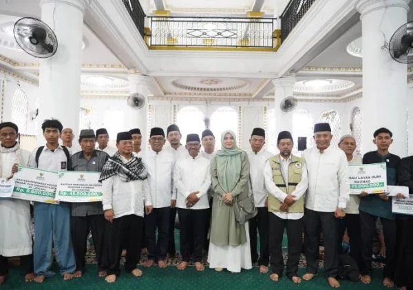 Wali Kota Sachrudin dan Gubernur Banten Salurkan Bantuan Saat Safari Ramadan