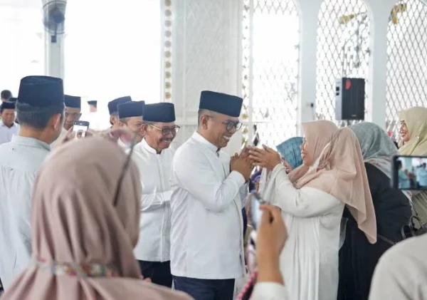 Sachrudin Dampingi Andra Soni Serahkan Bantuan Masjid