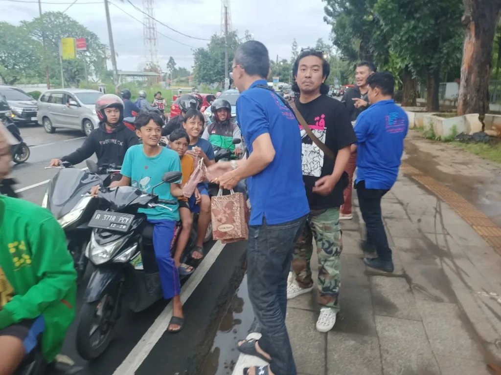 SMSI Tangsel Bagikan Seratus Paket Takjil di Depan Balaikota, Ajak Tebar Kebaikan Ramadan