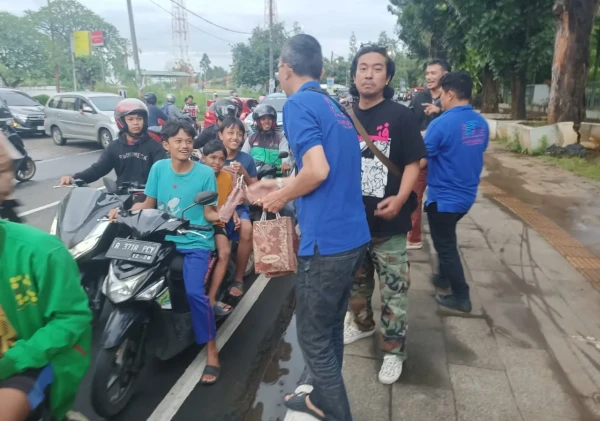 SMSI Tangsel Bagikan Seratus Paket Takjil di Depan Balaikota, Ajak Tebar Kebaikan Ramadan