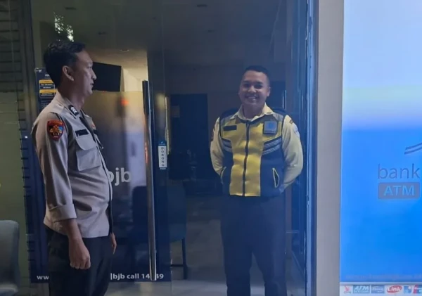 Polsek Kramatwatu Patroli ke Bank BJB, Ingatkan Satpam Waspada Kejahatan