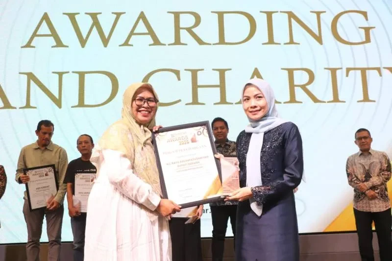 Bupati Serang Ratu Zakiyah Raih Penghargaan Kepala Daerah Inovatif dari Ekbispar Banten