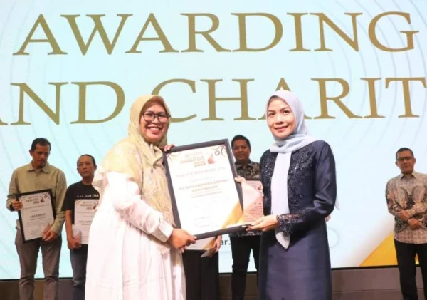 Bupati Serang Ratu Zakiyah Raih Penghargaan Kepala Daerah Inovatif dari Ekbispar Banten