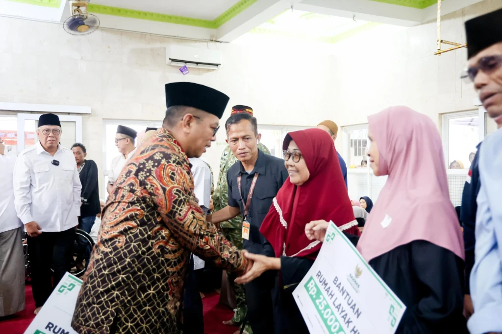 Gubernur Andra Soni Salurkan Bantuan Sosial di Safari Ramadan Tangsel