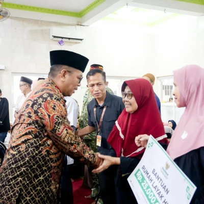 Gubernur Andra Soni Salurkan Bantuan Sosial di Safari Ramadan Tangsel