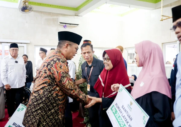 Gubernur Andra Soni Salurkan Bantuan Sosial di Safari Ramadan Tangsel