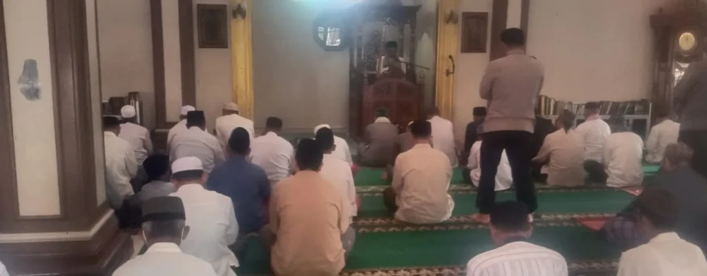 Kapolsek Kramatwatu Gelar Sholat Jumat Keliling, Jalin Kedekatan dengan Warga