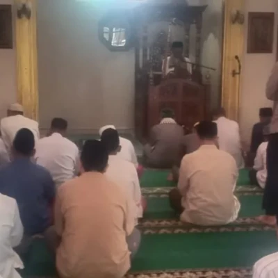 Kapolsek Kramatwatu Gelar Sholat Jumat Keliling, Jalin Kedekatan dengan Warga