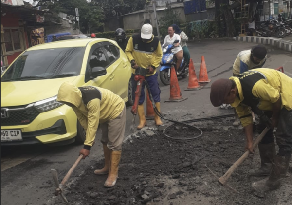 Pemkot Tangerang Perbaiki Puluhan Lubang Jalan di Cipondoh