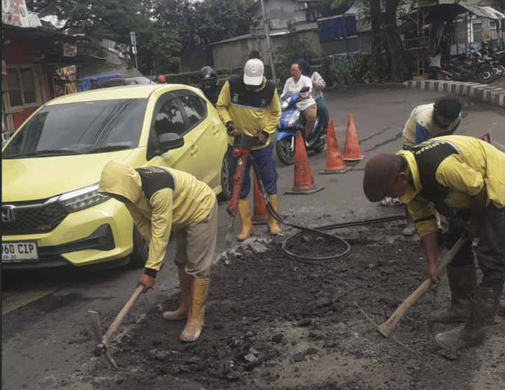Pemkot Tangerang Perbaiki Puluhan Lubang Jalan di Cipondoh