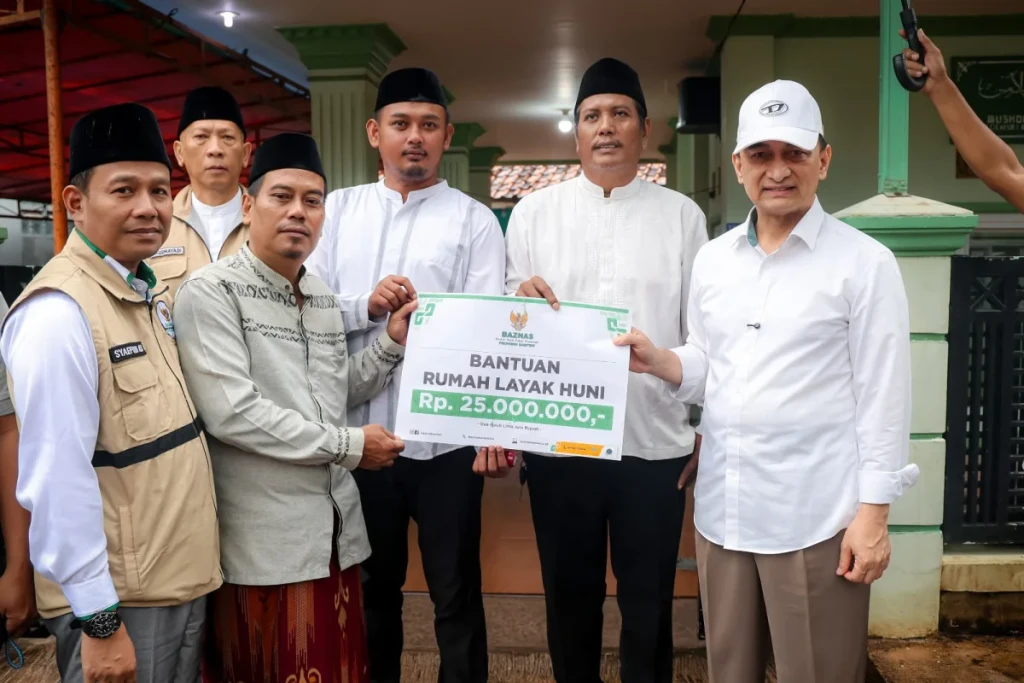 Wagub Banten Achmad Dimyati Salurkan Bantuan RTLH ke Lansia di Pagedangan