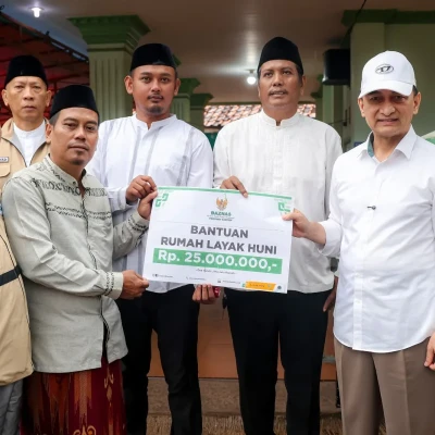 Wagub Banten Achmad Dimyati Salurkan Bantuan RTLH ke Lansia di Pagedangan