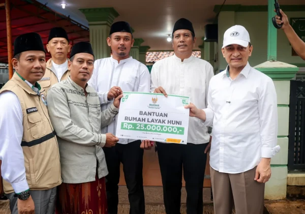 Wagub Banten Achmad Dimyati Salurkan Bantuan RTLH ke Lansia di Pagedangan