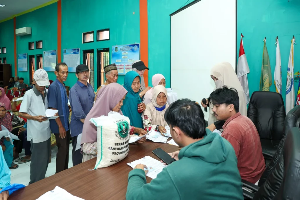 Gubernur Banten Andra Soni Salurkan 59 Ton Beras dan 5,9 Ton Ayam Beku