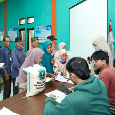 Gubernur Banten Andra Soni Salurkan 59 Ton Beras dan 5,9 Ton Ayam Beku