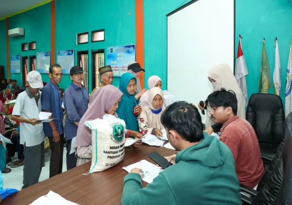 Gubernur Banten Andra Soni Salurkan 59 Ton Beras dan 5,9 Ton Ayam Beku