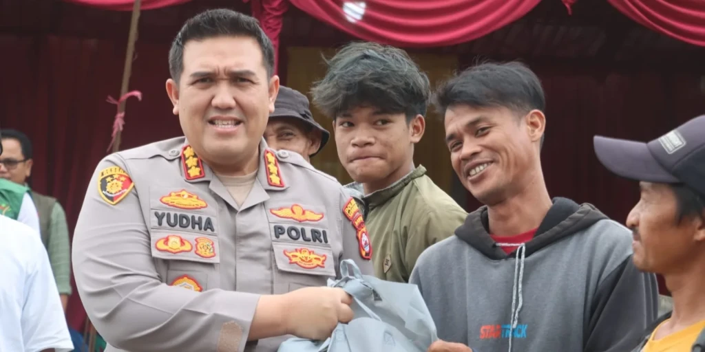 Kapolresta Serang Kota Pimpin Penanaman Jagung dan Bagikan Sembako di Padarincang