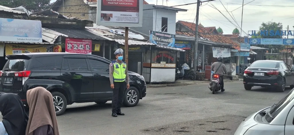 Polsek Serang Gelar Pengaturan Lalu Lintas Sore Hari di Simpang Polsek