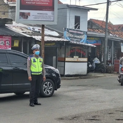 Polsek Serang Gelar Pengaturan Lalu Lintas Sore Hari di Simpang Polsek