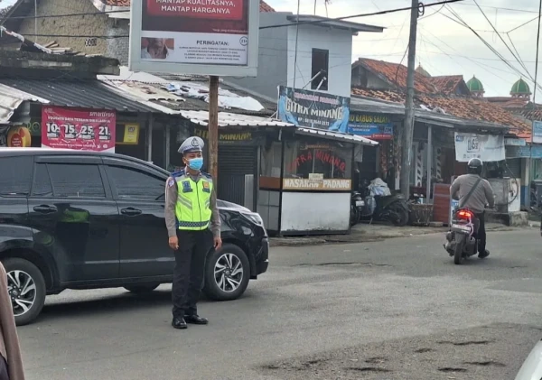 Polsek Serang Gelar Pengaturan Lalu Lintas Sore Hari di Simpang Polsek