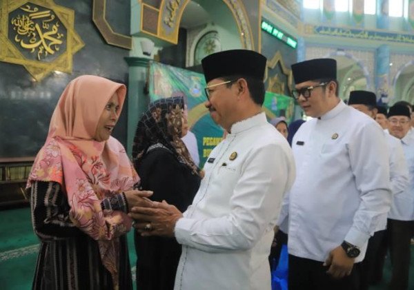 Wali Kota Tangerang Salurkan 3.300 Paket Sembako untuk Warga