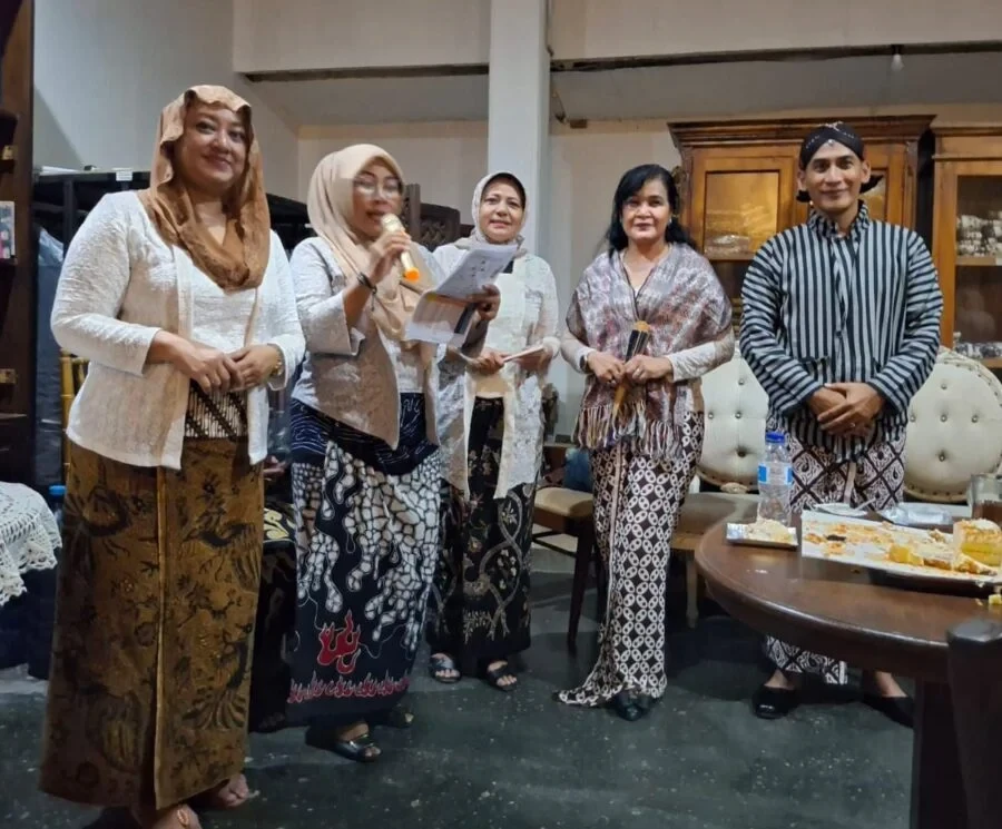 Paguyuban Pria Bersurjan dan KKI Gelar Aksi Budaya Lestarikan Surjan di Titik Nol Yogyakarta