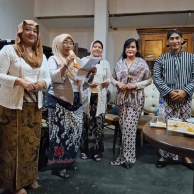 Paguyuban Pria Bersurjan dan KKI Gelar Aksi Budaya Lestarikan Surjan di Titik Nol Yogyakarta