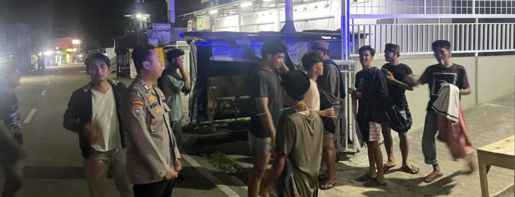 Polsek Ciomas Gelar Patroli Malam, Sampaikan Pesan Kamtibmas ke Warga