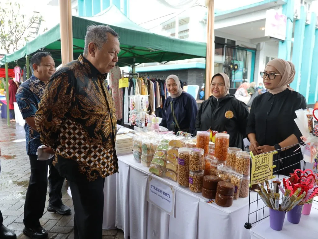 Wali Kota Benyamin Davnie Buka Bazar Ramadan di Tangsel, 11.000 Paket Sembako Murah Diserbu Warga