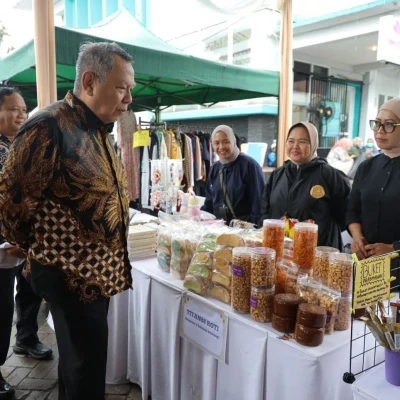 Wali Kota Benyamin Davnie Buka Bazar Ramadan di Tangsel, 11.000 Paket Sembako Murah Diserbu Warga