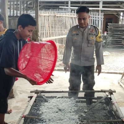 Polsek Puloampel Sambangi Warga, Jalin Komunikasi dan Sinergitas Kamtibmas