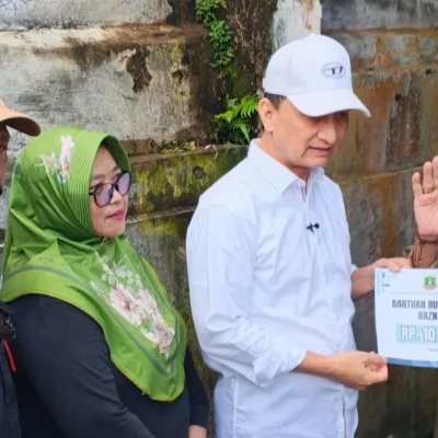 Wagub Banten Achmad Dimyati Serahkan Bantuan RTLH Rp10 Juta di Pandeglang