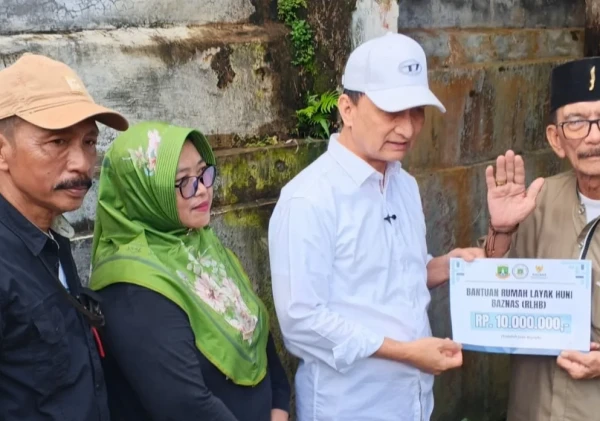 Wagub Banten Achmad Dimyati Serahkan Bantuan RTLH Rp10 Juta di Pandeglang