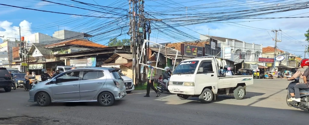 Polsek Serang Atur Lalu Lintas di Simpang Polsek, Cegah Kepadatan Sore Hari