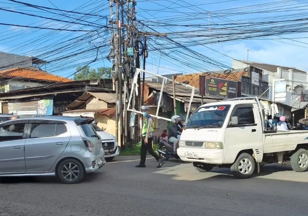 Polsek Serang Atur Lalu Lintas di Simpang Polsek, Cegah Kepadatan Sore Hari