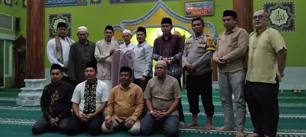 Bhabinkamtibmas Polsek Serang Hadiri Tarawih Keliling di Masjid Nuhul Huda
