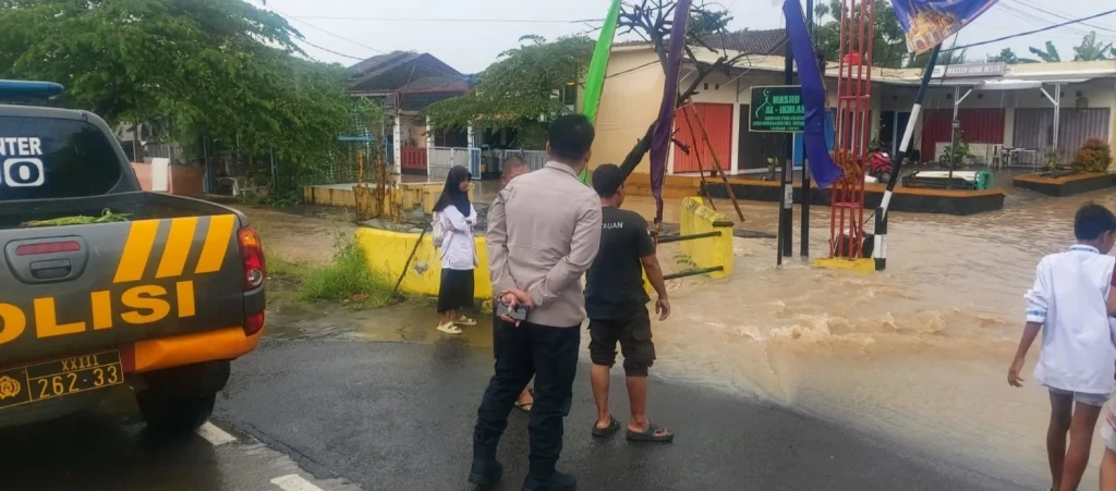 Kapolsek Kramatwatu Pantau Genangan Air 50 Cm di Perumahan Puri Cilegon