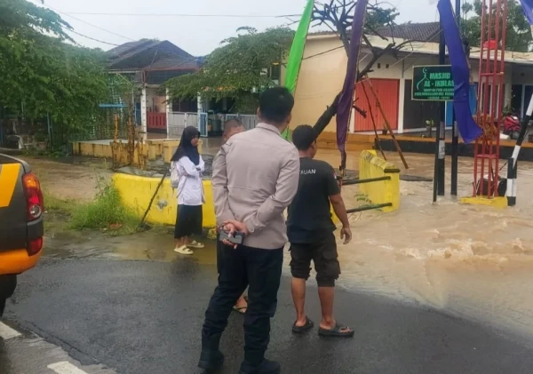 Kapolsek Kramatwatu Pantau Genangan Air 50 Cm di Perumahan Puri Cilegon