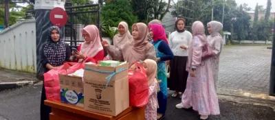 IKIAD Pandeglang dan Dharma Wanita Bagikan 150 Paket Takjil di Depan Gedung DPRD