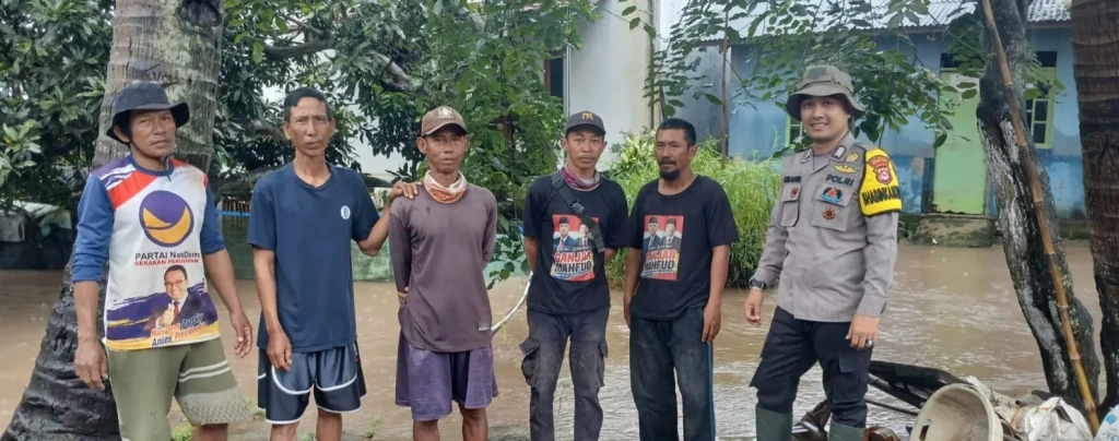 Personel Polsek Kramatwatu Pantau Wilayah Rawan Banjir di Serang Pasca Hujan Deras