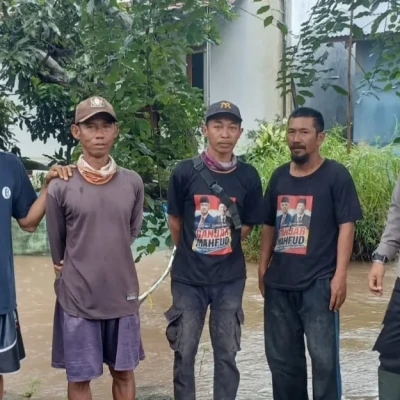 Personel Polsek Kramatwatu Pantau Wilayah Rawan Banjir di Serang Pasca Hujan Deras