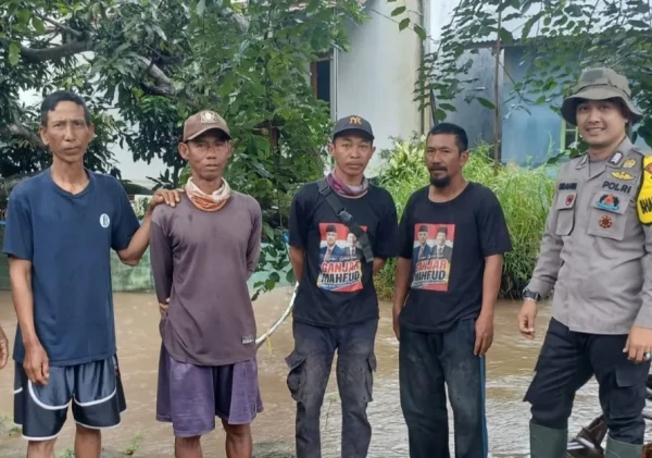 Personel Polsek Kramatwatu Pantau Wilayah Rawan Banjir di Serang Pasca Hujan Deras