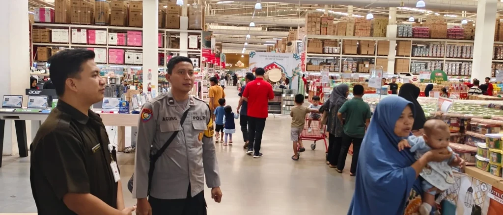 Polsek Serang Gelar Patroli Rutin di Lottemart, Jaga Situasi Kamtibmas Kondusif