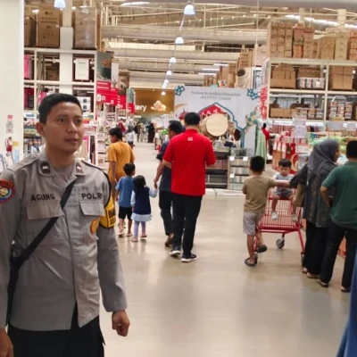 Polsek Serang Gelar Patroli Rutin di Lottemart, Jaga Situasi Kamtibmas Kondusif