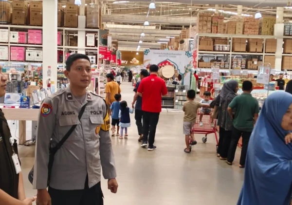 Polsek Serang Gelar Patroli Rutin di Lottemart, Jaga Situasi Kamtibmas Kondusif