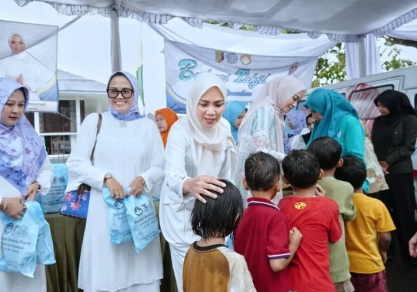 TP PKK dan DWP Lampung Bagikan Ratusan Takjil di Bandar Lampung Meski Diguyur Hujan
