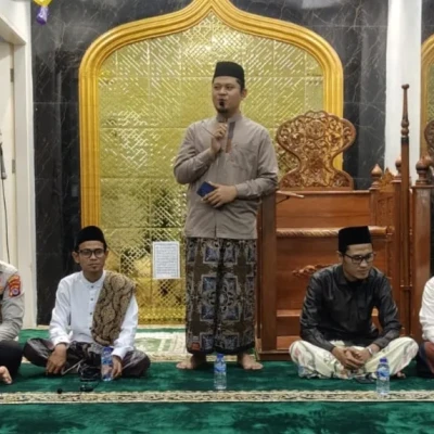 Polsek Waringinkurung dan Muspika Gelar Tarawih Kunjungan di Serang