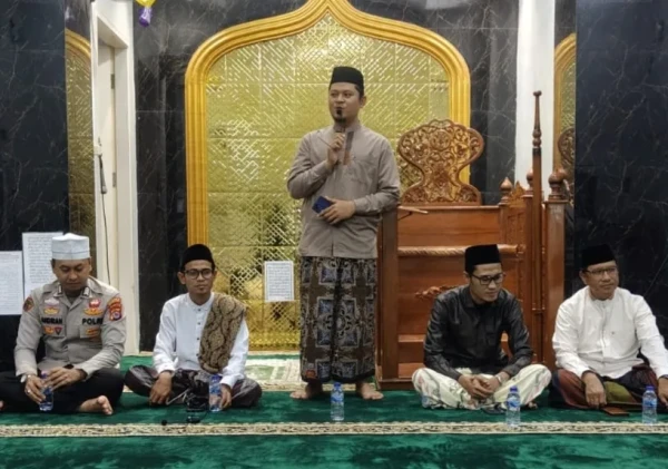 Polsek Waringinkurung dan Muspika Gelar Tarawih Kunjungan di Serang